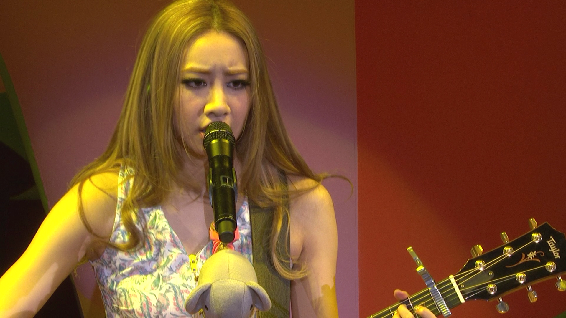 [吴雨霏演唱会].Kary.The.Present.Concert.2013.HK.BluRay.1080i.AVC.DTS-HD.MA.5.1-CHDBits   34.91G-6.png