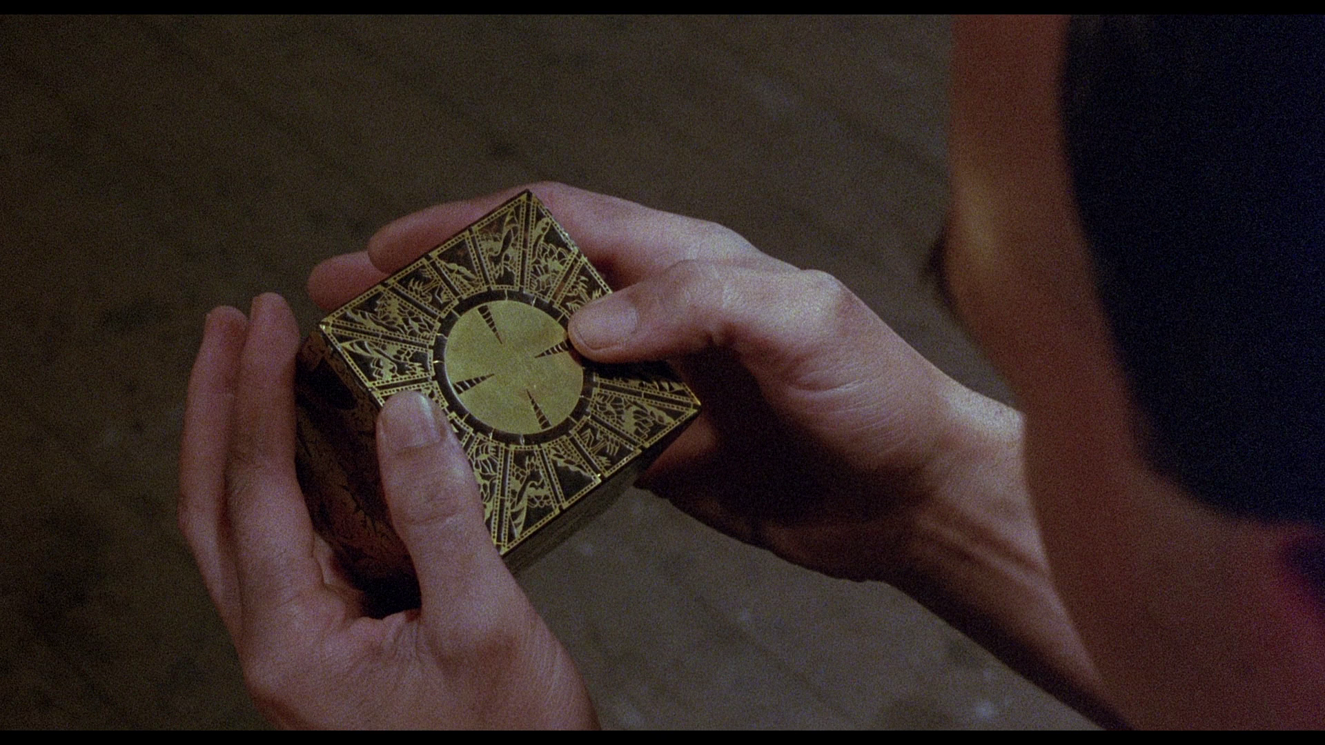 [养鬼吃人1].Hellraiser.1987.Arrow.BluRay.1080p.AVC.DTS-HD.MA.5.1-CultFilms   44.08G7 J- s& i2 B. V3 `-4.png