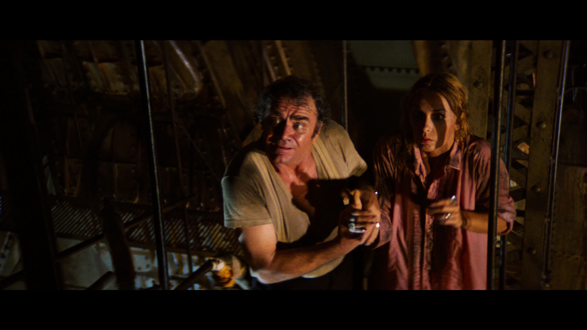 [海神号].The.Poseidon.Adventure.1972.BluRay.1080p.AVC.DTS-HD.MA.4.0-LEGiON     39.11G* m2 {3 k1 q# v/ Y3 D-14.jpg