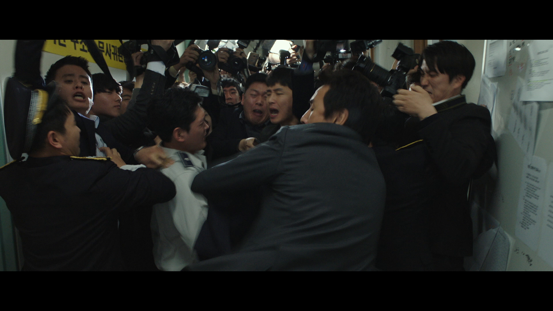 [恶霸警察].Jo.Pil-ho.The.Dawning.Rage.2019.BluRay.1080p.AVC.DTS-HD.MA.5.1-ARiN     41.88G-11.png