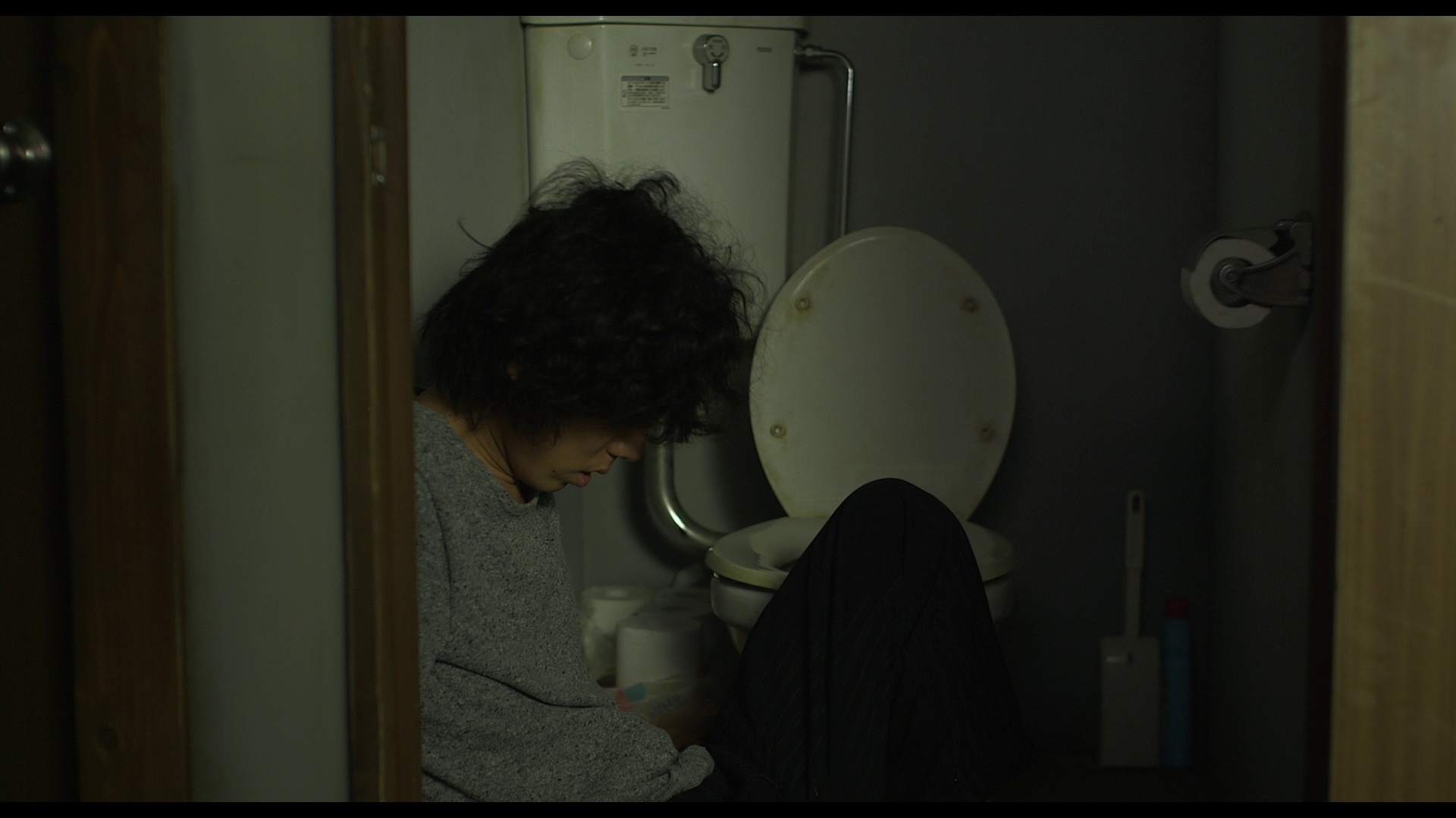 [卫生间的圣母像].Pieta.in.the.Toilet.2015.BluRay.1080p.AVC.DTS-HD.MA.5.1.DIY-TTG      33.84G-8.jpg